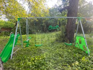 Grande parco giochi per bambini con altalena, scivolo e canestro da basket, verde Foto del cliente 1