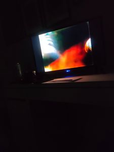 AntteQ AV24H3 Téléviseur 24 pouces (60 cm) Smart TV avec Netflix, Prime Video, Rakuten TV, DAZN, Disney+, YouTube, UVM, WiFi, triple tuner DVB-T2 / S2 / C Photo du client 1