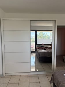 Schwebetürenschrank LION, Schlafzimmer, Kleiderschrank Schrank 150 cm Weiß/Weiß mit Spiegel, alufarbene PVC-Griffe Kunden-Foto 2