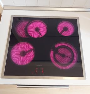 Plaque de cuisson électrique Siemens, 60 cm, vitrocéramique, 4 zones de cuisson, cadre en acier inoxydable, 1 pièce. Photo du client 1