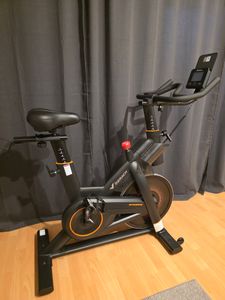 Heimtrainer für Zuhause, Fitnessbike mit LCD-Display bis 158 KG, bequeme und leise, verstellbarer magnetischer Widerstand, Heimfitness Kunden-Foto 1