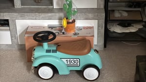 Rutschauto Classic 1930 für Kinder (1–3 Jahre) – mit Hupe, Stauraum & Kippschutz – Retro Rutschfahrzeug inkl. Geschenkbox Weiß Kunden-Foto 1