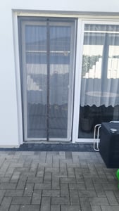 Sekey Fliegengitter Tür Magnet Balkontür, Insektenschutz tür 130x220cm, Katzensicher, Langlebig, Geruchsfrei und Ungiftig, Schwarz Kunden-Foto 1