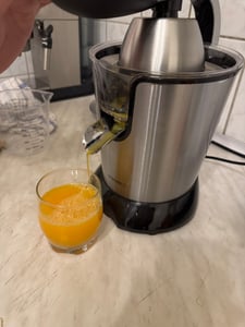Spremiagrumi elettrico Arendo, spremiagrumi e spremiagrumi in acciaio inox (800W), funzionamento con una sola mano, lavabile in lavastoviglie, con sistema antigoccia per succo fresco Foto del cliente 1