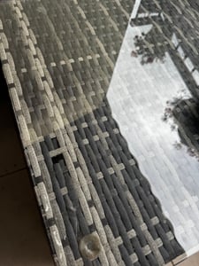 Merax Polyrotan loungeset voor de tuin, geschikt voor 3-4 personen, 5-delig.  Deze set bestaat uit een loungebank, een tafel, een hocker en kussens. Ideaal voor op het balkon, terras of in de tuin. Kleur: grijs Klantenfoto 5