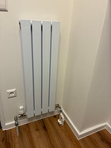 EMKE Heizkörper Vertikal Design Paneelheizkörper 1800x460mm Weiß flach Einlagig Mittelanschluss Heizung, 948W ohne Heizstab Kunden-Foto 1