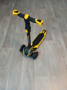 Yoleo Kinderscooter, kinder roller mit LED Leuchtenden Räder, Dreiradscooter 4 Höhenverstellbare für Jungen & Mädchen im Alter von 3-12 Jahren, bis 50kg blasbar, Gelb Kunden-Foto 2