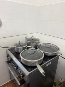 Set di pentole in acciaio inossidabile NutriChef, 8 pezzi – Pentole e padelle Triply adatte all'induzione, struttura a nido d'ape, resistenti ai graffi e antiaderenti,  resistenti al forno fino a 260 °C Foto del cliente 1
