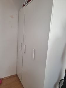 Sestava do dětského pokoje postel šatní skříň nástěnná police komoda psací stůl noční stolek šedý/bílý se zelenými úchytkami bez matrace Jonas IV 02 Fotografie od zákazníka č. 2