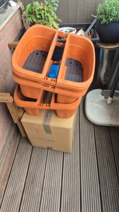 4er Set Blumenkasten Balkongeländer Beidseitig Balkon Blumenkasten Doppelseitig Balkonkasten mit Halterung Geländerkasten mit Wasserspeicher Teracotta 50 cm Kunden-Foto 1