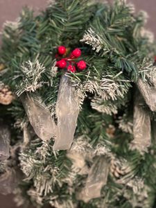 JOIEYOU kerstkrans van 300 cm met 50 warmwitte LED-lampjes. Kunststof kerstkrans van PVC met dennennaalden, kegeltjes en decoratieve elementen. Geschikt voor zowel binnen- als buitendecoratie tijdens feestelijke gelegenheden Klantenfoto 1