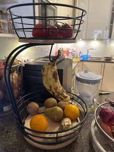 Hanamura Obst-Etagere – Obstkorb 2-lagig – Mit Bananenhaken – Holz & Metall – Schwarz Kunden-Foto 1