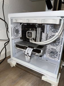 PC da gioco, AMD Ryzen 7 9800X3D, 4700 MHz, Radeon RX 9070 XT, 32 GB di RAM DDR5, 2000 GB di SSD M.2, Windows 11 Home, USB 3.2 | M12120H Foto del cliente 2
