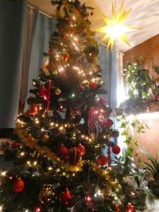CASARIA® Weihnachtsbaum künstlich 180 cm Schnee-Optik und Tannenzapfen dichte Spitzen schwer entflammbar Kunden-Foto 3
