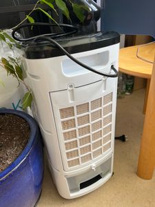 Ventilatorkombigerat Mobile Turmventilator 65W 4L-Tank Luftkuhler mit Wasserkühlung 12H Timer, 65° Oszillationsfunktion Fernbedienung  24x28.5x57cm Kunden-Foto 6