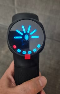 Masážní pistole FunLife M6 a přístroj na uvolnění fascií – amplituda 12 mm, 3200 otáček za minutu, 10 úrovní, 6 masážních hlavic, USB-C, tichý provoz <45 dB Fotografie od zákazníka č. 7