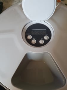 OMNA | Distributore automatico di cibo - 6 mangiatoie - Bianco - Soluzione innovativa per l'alimentazione degli animali domestici Foto del cliente 1