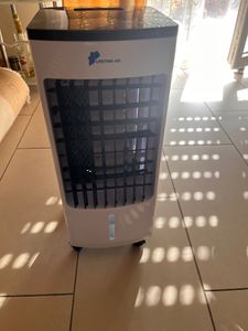 Lifetime Air Mini Air Cooler - Klimaanlage Mobil ohne Abluftschlauch Ventilator mit Wasserkühlung - Luftbefeuchter Lüfter 3 Stufen mit 2 Kühlelementen - 16 x 16 x 16,5 cm Kunden-Foto 3