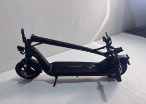 Sehr robuster E-Scooter, toller Kundenservice.