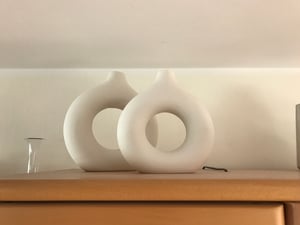 Vasen, Dekovase (2er Set), Keramik Vase, Moderne Dekovase, Milch Weiß Vasen matt, Pampasgras-Vase, Runde Handmade Getrocknete Blumenbehälter, Blumen-Pflanzenbehälter, Kunsthandwerk Ornamente, Wohnkultur für Haus, Büro, Geschenk für Hochzeit, Weihnachten Kunden-Foto 1