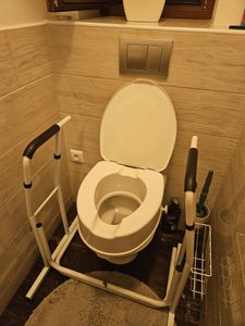 UISEBRT Toaletná stúpajúca podpora vrátane úložného koša Výškovo nastaviteľná podporná pomôcka Toaletný podporný rám Grab Bar pre kúpeľňu s nosnosťou do 200 kg Fotografia od zákazníka č. 2