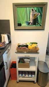 COSTWAY Carrello da cucina piccolo, carrello da portata su rotelle, piano di lavoro in acciaio inox, cassetto, cestino e vassoio da portata rimovibile, carrello da cucina a isola, carrello da cucina stile country bianco, 47x39x85cm Foto del cliente 2