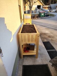 Vyvýšený záhon s policí 119x53x90cm - hnědý Fotografie od zákazníka č. 4