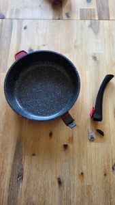 Ø24cm KING® Aluguss-Bratpfanne ca. 6.5cm hoch mit abnehmbarem Griff und langlebiger Antihaft-Keramikbeschichtung Innen / Farbe: Rot Kunden-Foto 2