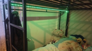 Flieks Etagenbett 140x200cm mit Kleiderstange und 2 Schubladen, Hochbett mit Led, Kinderbett Doppelbett Metallbett mit Rausfallschutz, Schwarz Kunden-Foto 3