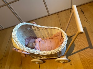 Carrozzina per bambole in vimini di colore beige con lenzuola 48x30x45cm Foto del cliente 3