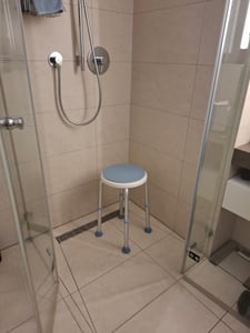 UISEBRT Duschstuhl 360° Drehbar Duschsitz Badestuhl Duschhocker Badhocker 7-Fach Verstellbar Max.136kg Rund Aluminium Plastik Kunden-Foto 4