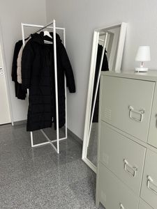 Natural Goods Berlin Kleiderständer BASIS - Kleiderstange aus stabilem Metall - Freistehende Garderobenstange für Schlafzimmer, Wohnzimmer & Büro, 50cm, Schwarz Kunden-Foto 1
