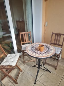 Kobolo stolik ogrodowy w kwiaty 60cm z dziurkowanymi otworami metalowy stolik szary metalowy stolik do ogrodu balkon taras meble balkonowe meble ogrodowe Zdjęcie produktu od klienta nr 2