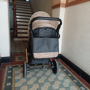 Daliya® Rapidy Buggy / Kinderwagen 0-36 Monate / Sportwagen mit Liegeposition / Wickeltasche, Winterfußsack, Ess- & Spieltisch Linen Khaki – Gold Kunden-Foto 5