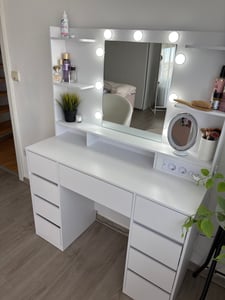 Toaletní stolek VASAGLE s napájecí lištou, žárovkami, 3 barvami světla, posuvnými lištami bez použití nářadí Fotografie od zákazníka č. 7