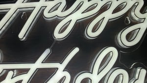 Insegna LED Relaxdays, "Happy Birthday", decorazione luminosa per compleanni, A x L: 28 x 40 cm, da appendere, cavo USB, bianco caldo Foto del cliente 1