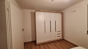 Przestronna czterodrzwiowa szafa KLARI z szufladami i metalowymi uchwytami – nowoczesny design Zdjęcie produktu od klienta nr 1