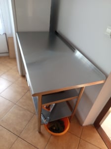 Table en acier inoxydable VEVOR Gastro 1220 x 610 x 864 mm, table en acier inoxydable réglable avec roulettes, table de travail professionnelle avec plateau inférieur pour restaurant, usage intensif. Plateau supérieur (245 kg), plateau inférieur (204 kg) Photo du client 1