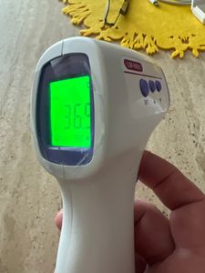 Infrarot Thermometer Digital Fieberthermometer Körperthermometer Berührungslose Kontaktlos Baby und Erwachsene Säuglinge Helligkeit Stirn LED Retoo Kunden-Foto 5