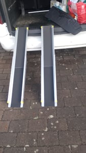 YARDIN 2 x rampa pre invalidný vozík Teleskopická rampa pre invalidný vozík Hliníková prístupová rampa Nastaviteľná teleskopická rampa Nosnosť pre schody do 300 kg (75,5-122 cm) Fotografia od zákazníka č. 1