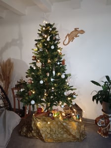 Albero di Natale artificiale Premium 180 cm - con supporto in legno, abete Nordmann, abete artificiale, realistico, rami fitti con LED Foto del cliente 2