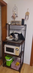 VASAGLE Standregal mit 4 Ebenen, Küchenregal mit Ladestation, 8 Haken, 40 x 45 x 140 cm, goldeichenfarben-weiß Kunden-Foto 3