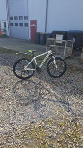 Vélo de montagne HILAND, 26 pouces, 18 vitesses, cadre en aluminium, freins à disque, fourche à suspension, VTT avec roues à 6 rayons, jante monobloc, couleur bleue Photo du client 1