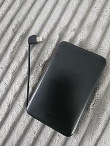 Powerbank mit integriertem USB-C & Lightning Kabel  5000 mAh – Zusatzakku mit USB-A/USB-C Anschluss – Schwarz Kunden-Foto 1