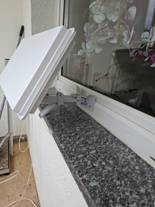 Sat Flachantenne Twin LNB HD Sat Anlage für 2 Teilnehmer kompakte Sat-Antenne mit Fensterhalterung und Zubehör SET – starke Empfangsleistung für alle Satelliten von netshop 25 Kunden-Foto 2
