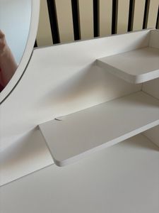 Eleganter weißer Schminktisch im Schlafzimmer mit Spiegel und Schubladen im modernen Stil groß Kunden-Foto 2