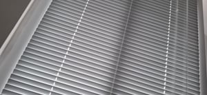 SONELLO Aluminium Jalousie 90cm x 130cm Weiß Alu Jalousie Klemmfix ohne Bohren Sichtschutz Blendschutz Lichtschutz Sonnenschutz für Fenster und Türen Kunden-Foto 1