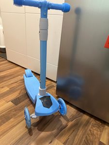 Dětská koloběžka, Tříkolová koloběžka, Bezpečná výškově nastavitelná dětská koloběžka s LED osvětlením, Koloběžky pro děti - FLASHRIDE Modrá Fotografie od zákazníka č. 1