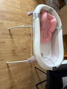 moovkee Babybadewanne mit Gestell 80cm Dunkel Rosa Faltbar mit Thermometer, Badekissen und Abflusssystem – Babywanne für Neugeborene mit Ständer Kunden-Foto 5