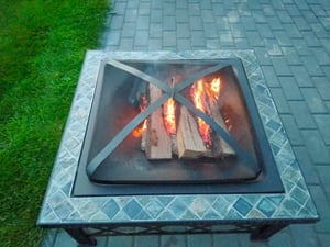 Outsunny 2-in-1 Feuerschale Ø75 x 58 cm Feuerstelle mit Funkenschutz Schürhaken Kunden-Foto 2